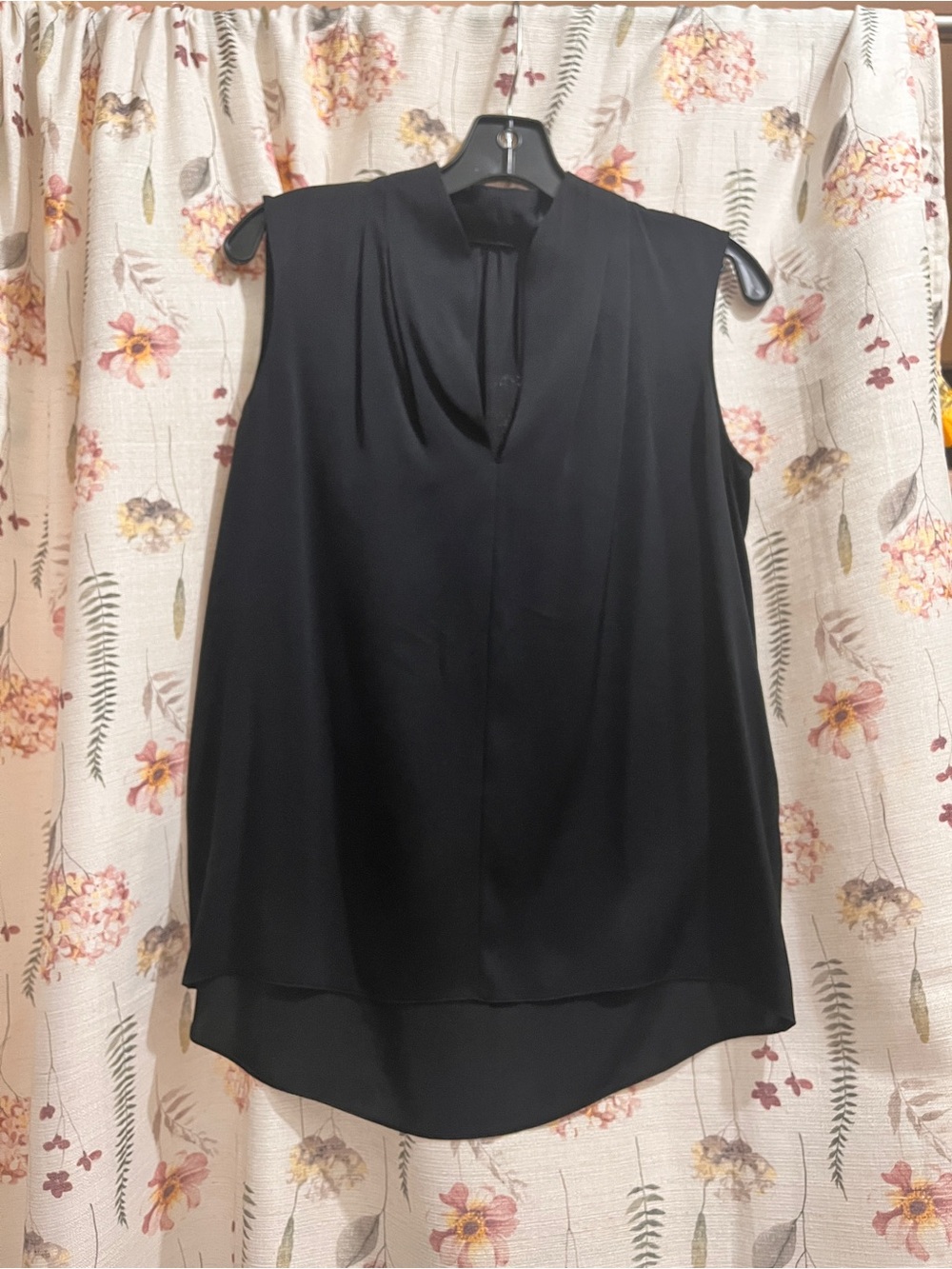 Elie Tahari Black Sleeveless Draped V-Neck Blouse